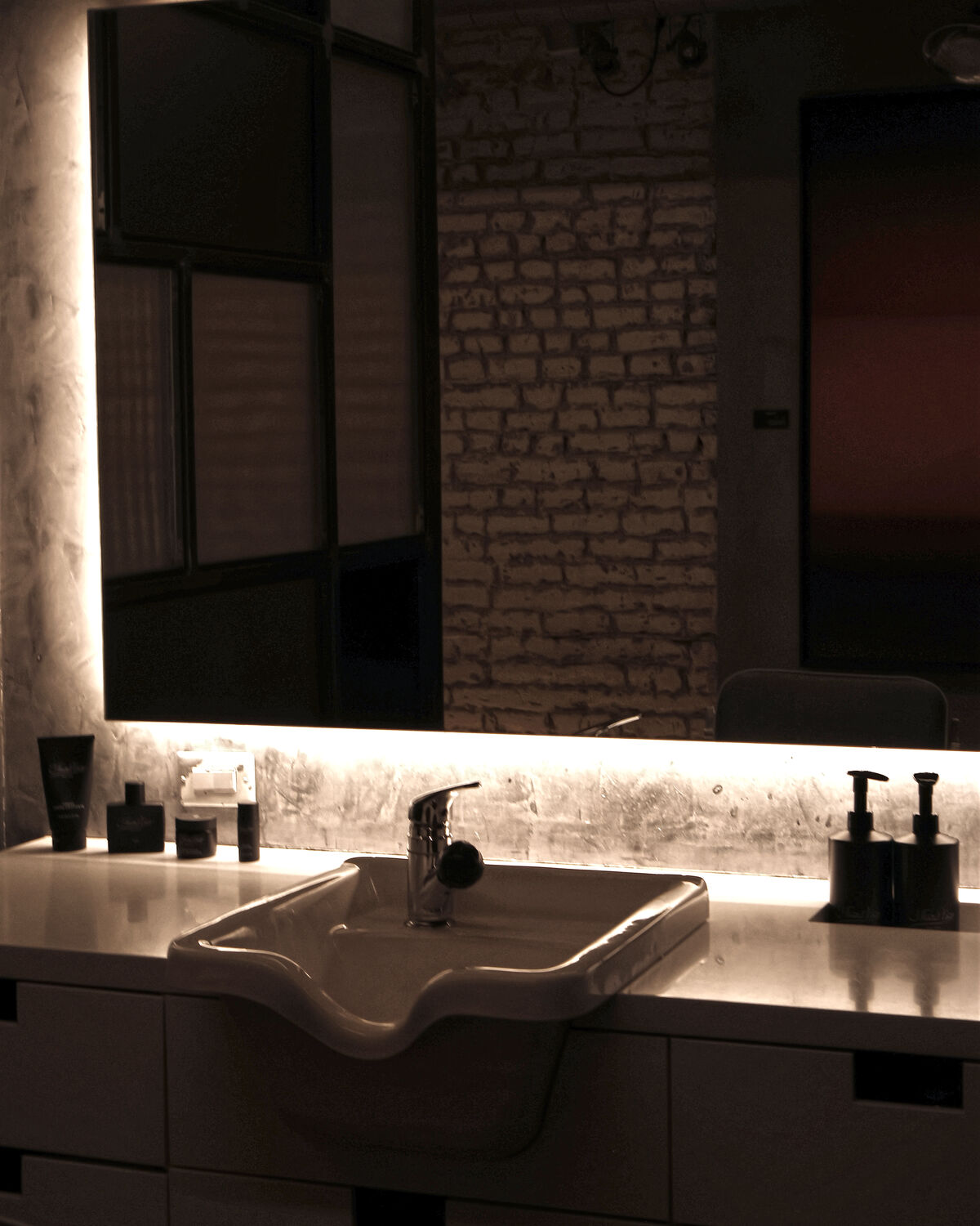 A backlit mirror and basin at the Martial Vivot West Village salon